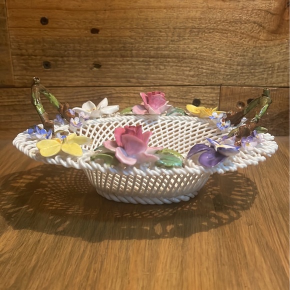 OLD VINTAGE CROWN STAFFORDSHIRE PORCELAIN WOVEN BASKET FLOWERS FLORAL 2 HANDES - Picture 2 of 7
